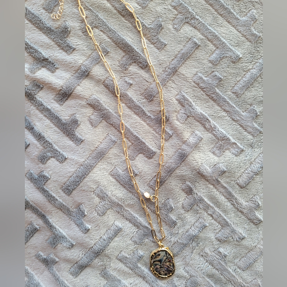 COPY - Women's Fashion Metal Pendant Natural Color Abalone Gold Tone Necklace